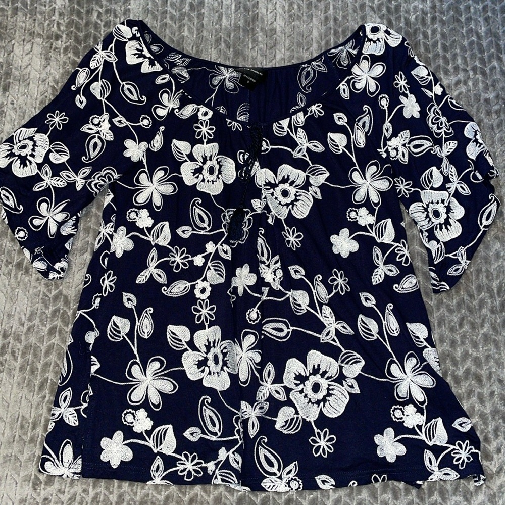 Anthropologie Liv Los Angeles Short sleeve embroidered shirt.  Size‎ small.